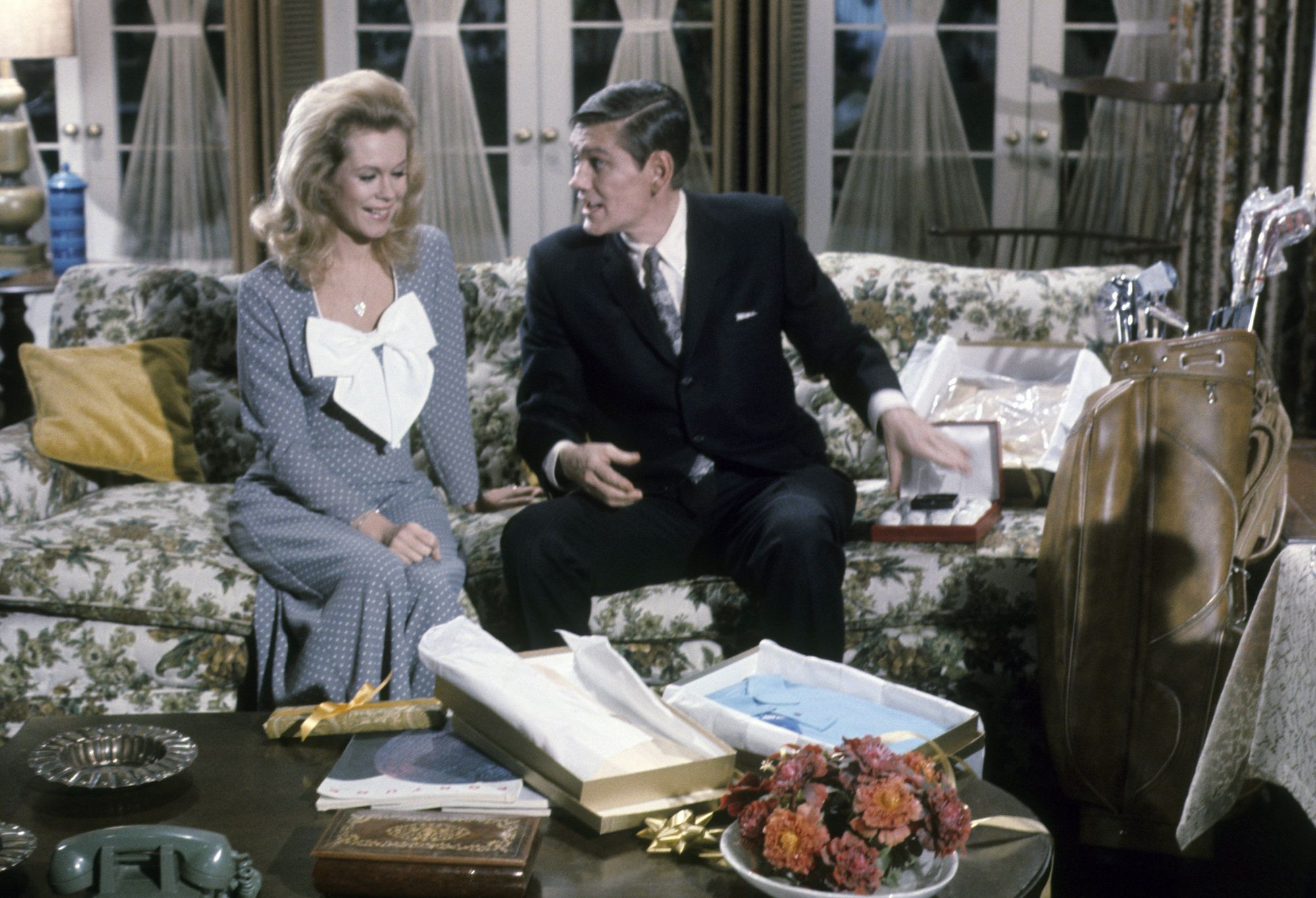 <p>Dans Ma sorcière bien-aimée, le personnage de Samantha est interprété par Elizabeth Montgomery et celui de Jean-Pierre par Dick York.</p>