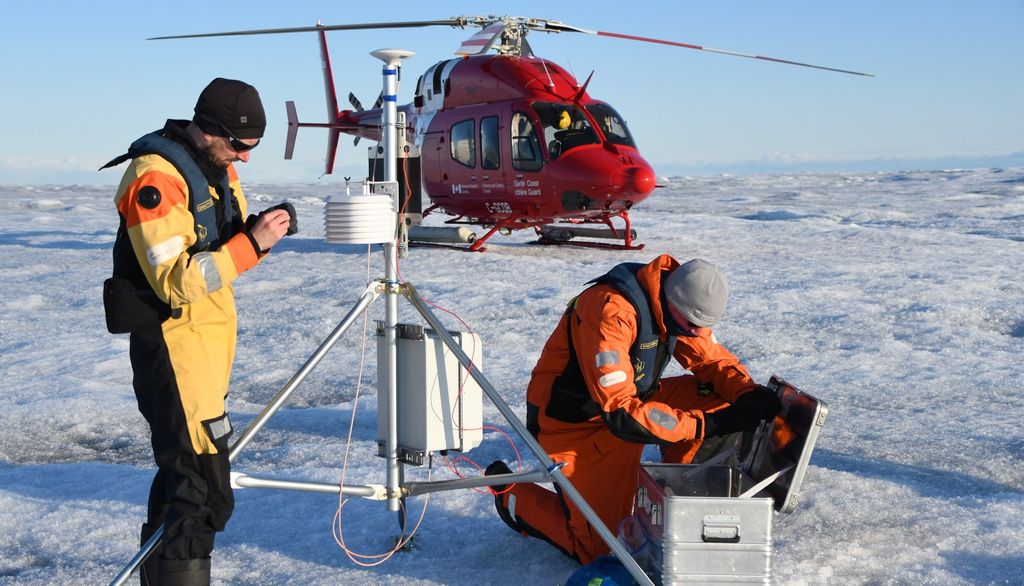 Installation d’une tour météo sur une île de glace dans la baie de Baffin.