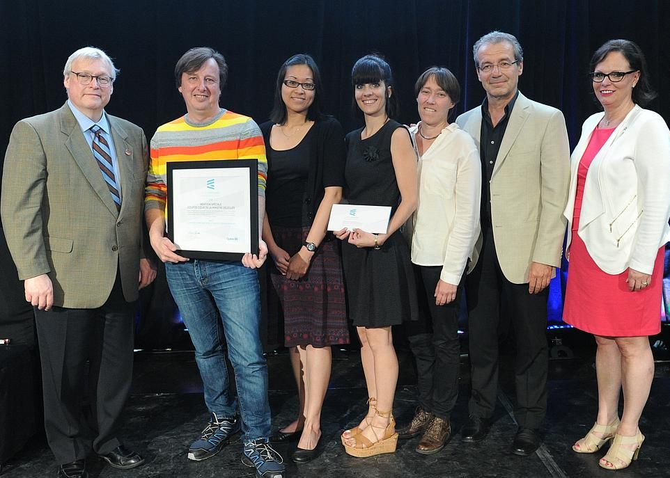 Gaétan Barrette et Lucie Charlebois, respectivement ministre de la Santé et des Services sociaux et ministre déléguée à la Réadaptation, à la Protection de la jeunesse, à la Santé publique et aux Saines habitudes de vie, entourent une partie de l'équipe de SPOT: Steves Desponts, Marjolaine Lim, Annie Bérubé, Nathalie Bouchard et Maxime Amar.