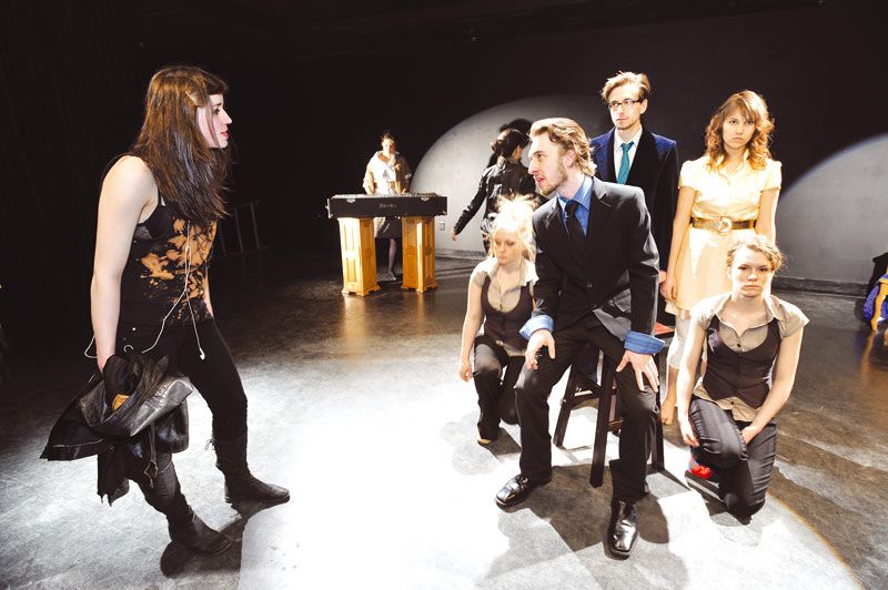 <p>La distribution de la pièce Antigone: «C'est incroyable de constater que les mêmes questions se posaient déjà au temps des Grecs.»</p>