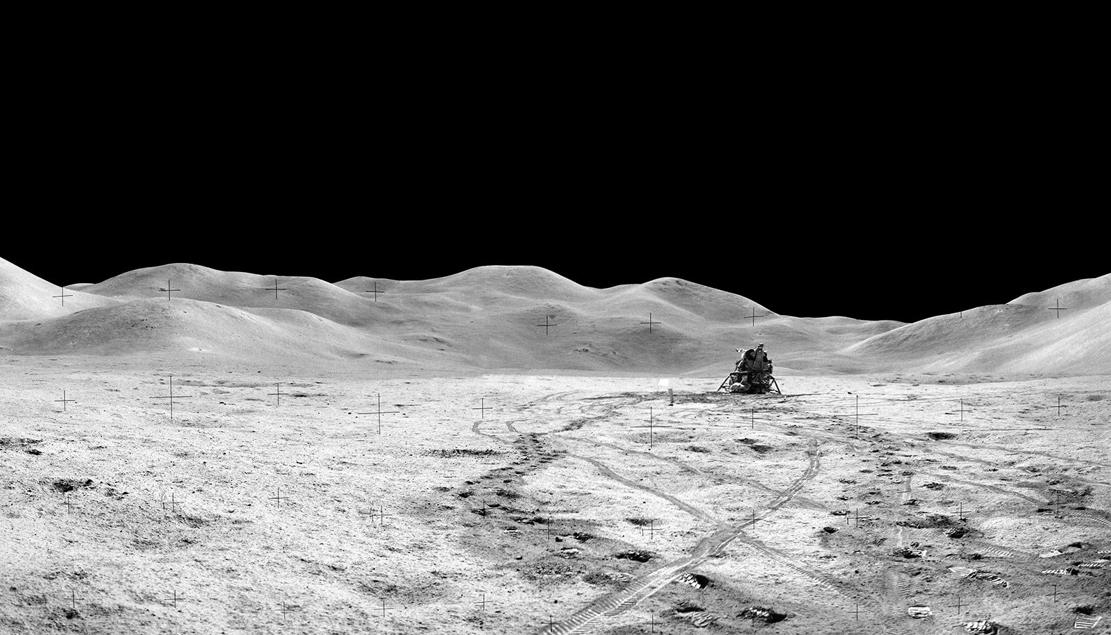<p>Photo prise durant la mission américaine d’Apollo 15 sur la Lune, à l’été 1971. Cette image montre le mont Hadley, un massif montagneux s’élevant à environ 4500 mètres au-dessus de la plaine environnante. La photo a été prise durant une sortie des astronautes du module lunaire.</p>