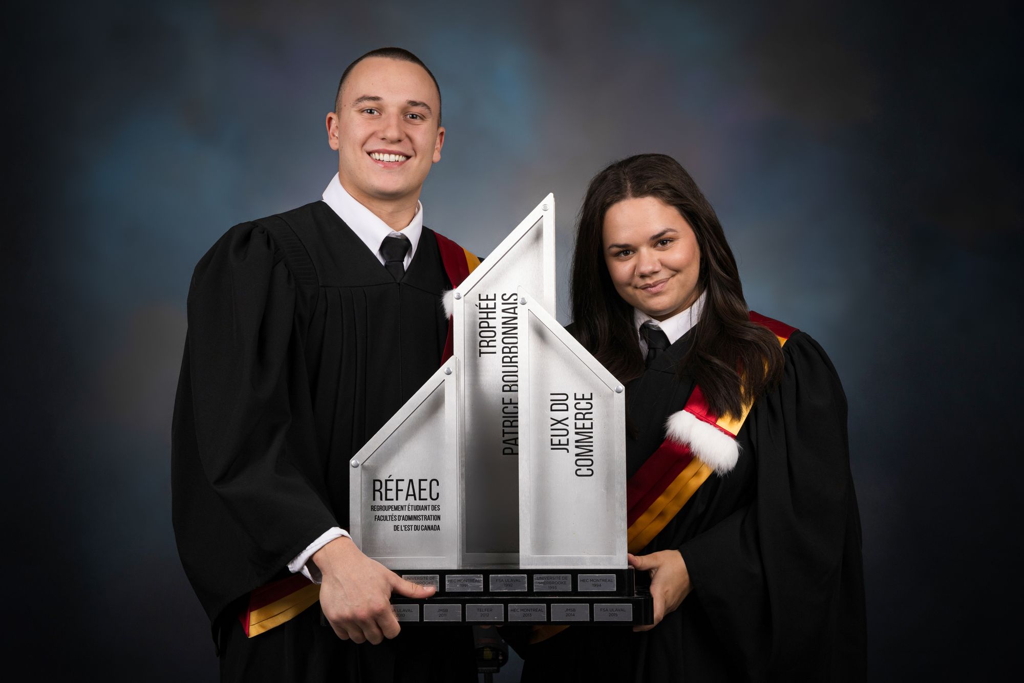 <p>Laurence-Olivier Paquet et Béatrice Déry, avec le trophée Patrice Bourbonnais. Remporté en 2023 et en 2024, ce trophée est remis à l'université ayant remporté la première place au classement général des Jeux du commerce.</p>
