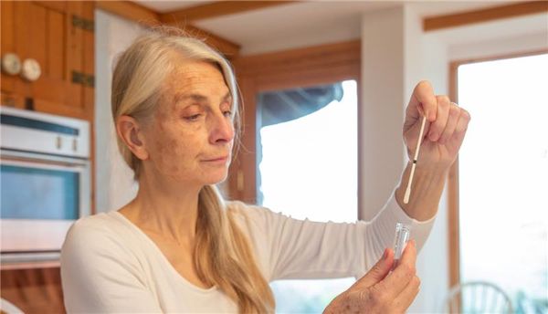 Grâce aux progrès en génomique, les femmes pourraient prélever elles-mêmes l'échantillon requis pour le dépistage des virus responsables de la plupart des cancers du col de l'utérus et l'expédier par la poste à un laboratoire où il serait analysé.