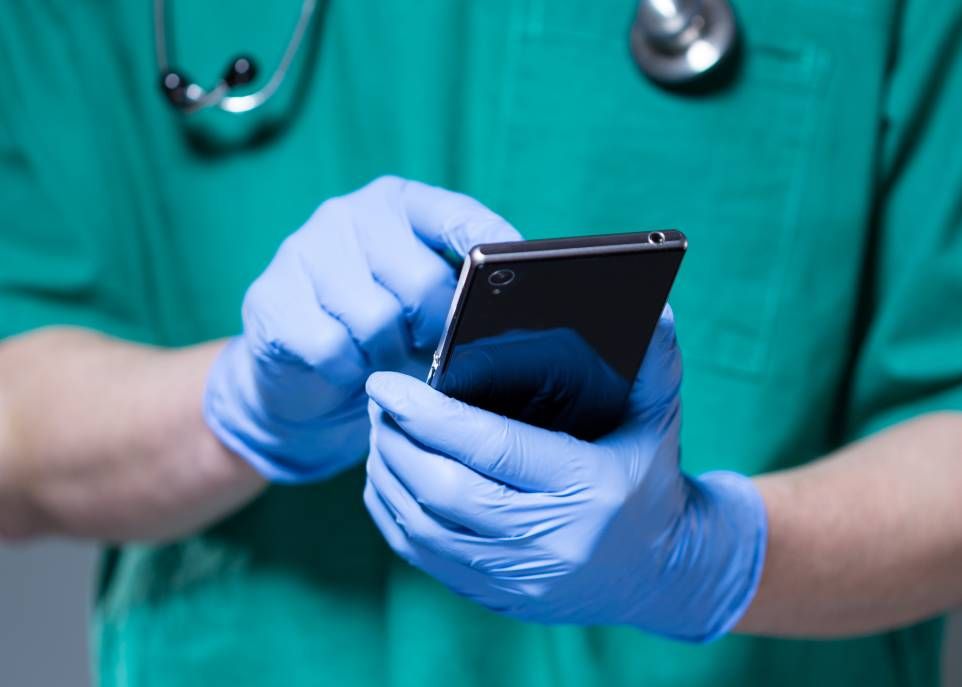 Les cellulaires et les tablettes sont maintenant utilisés quotidiennement par une bonne partie du personnel hospitalier et par les patients eux-mêmes. La présence de microbes pathogènes sur ces appareils favorise la propagation des maladies nosocomiales.