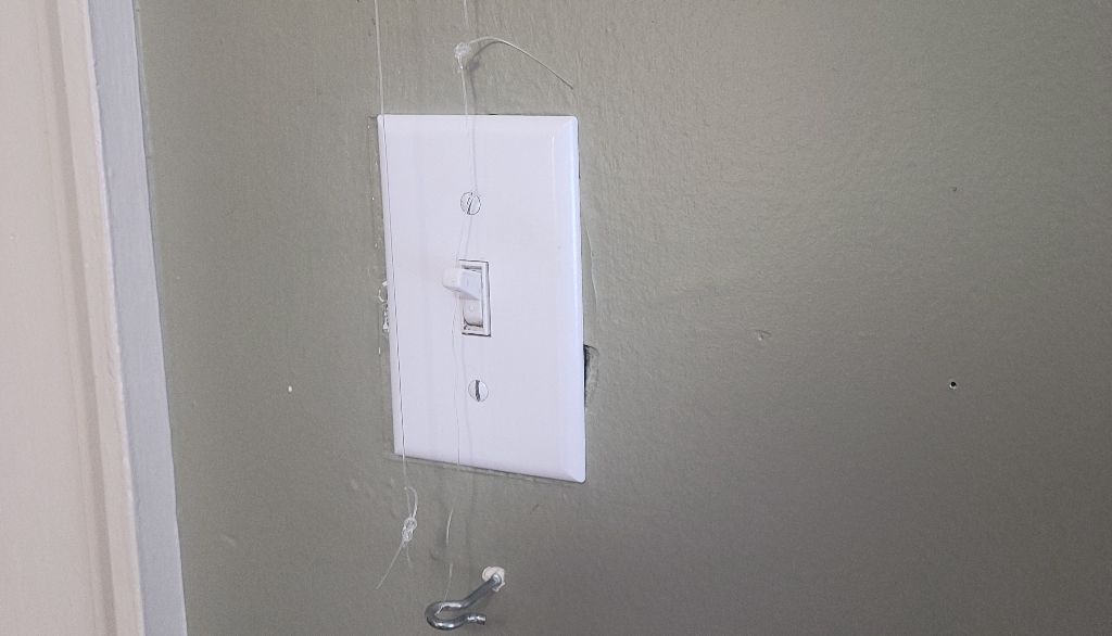 <p>Les balbutiements d’une carrière en ingénierie de la réadaptation se manifestaient déjà alors qu’Alexandre Campeau-Lecours n’avait que 12 ans. Ce système de fils lui permettait d’éteindre la lumière sans se lever de son lit.</p>