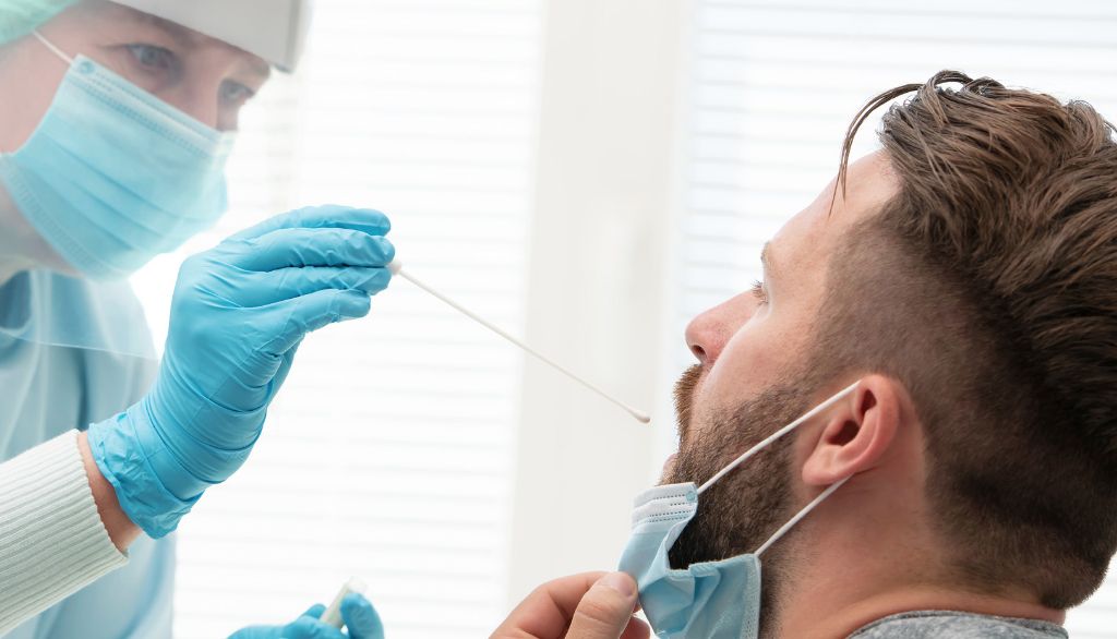 <p>Un résultat positif à un test de dépistage de la COVID-19 par PCR indique que du matériel génétique du virus est présent dans les voies respiratoires. Par contre, le virus peut être mort ou inactif. Il ne pose alors aucun risque de transmission.</p>
