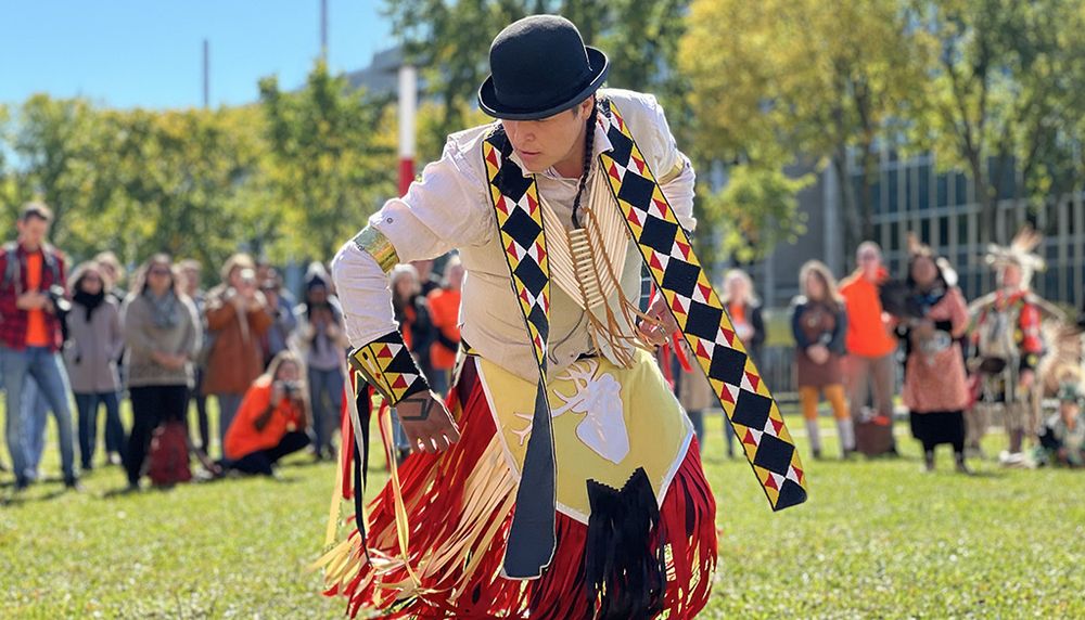 Le danseur Makoyii'Nitsitsikin, de la nation Blackfoot, a expliqué que ses mouvements de pieds provenaient de l'habitude de taper les hautes herbes avant de chasser ou de faire la guerre.
