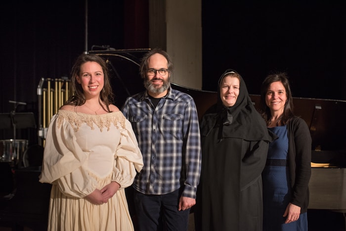 <p>À la salle Henri-Gagnon, en marge de la répétition du 4 février. De gauche à droite: Jessica Latouche, soprano et doctorante, Jean-Sébastien Ouellette, metteur en scène et chargé de cours, Chantal Parent, soprano et doctorante, Anne-Marie Bernard, cheffe de chant et pianiste.</p>