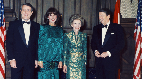 <p>Brian Mulroney, sa femme Mila, aux côtés de Nancy et Ronald Reagan en 1985</p>