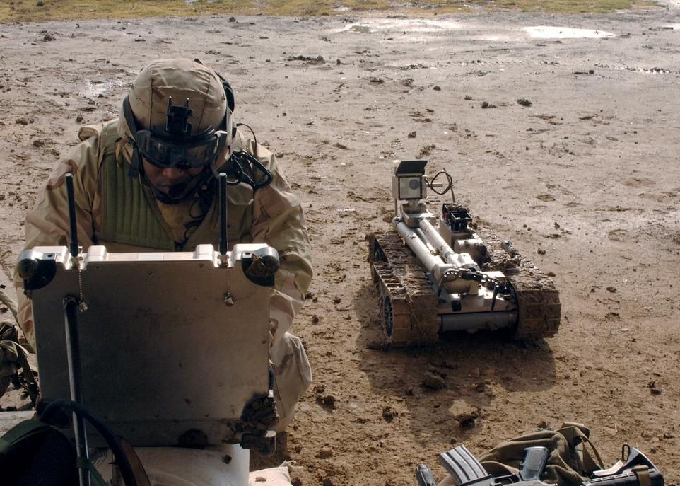 <p>Un soldat programme un robot militaire pour l'inspection d'une bombe.</p>