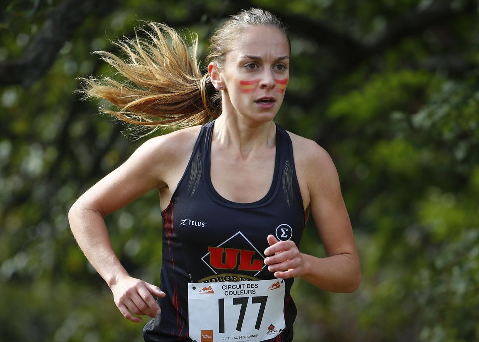 La coureuse de cross-country Aurélie Dubé-Lavoie est aussi à l'aise au 1 500 mètres qu'au 5 000 mètres.