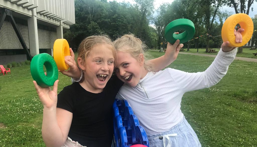 Béatrice et Julianne Gosselin, 8 ans, ont aussi bien aimé jouer au Connect 4 géant.