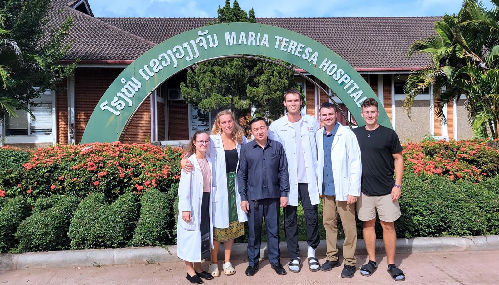 <p>Photo réunissant Karolanne Demers, deuxième à partir de la gauche, et ses quatre camarades stagiaires, ainsi que le directeur du Lux Maria Teresa Hospital, sous les 38 degrés quotidiens de l’après-midi au Laos. Financé par le Luxembourg, mais dirigé par des Laotiens, l’établissement est situé dans la ville de Phonemy. C’est le plus gros hôpital de district de la province de Vientiane.</p>