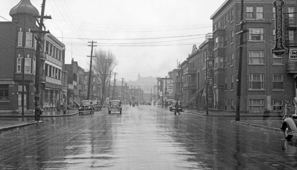 Limoilou en 1942, à l'intersection de la 3e Avenue et de la 5e Rue. Le quadrillé formé de larges avenues et de rues, inspiré de New York, a été créé par la Quebec Land Company, qui souhaitait ériger un quartier des plus modernes.