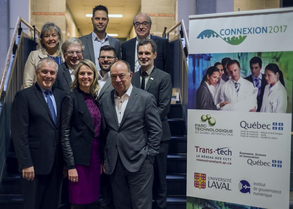 Les représentants des partenaires de Connexion 2017: sur la première rangée, Daniel Coderre, pdg de Génome Québec, Natalie Quirion, pdg du Parc technologique du Québec métropolitain, Christian Dubé, premier vice-président, Québec, de la Caisse de dépôt et placement du Québec; sur la deuxième rangée, Rémi Quirion, scientifique en chef du Québec, Mathieu Vigneault, pdg du Réseau Trans-tech, André Darveau, doyen de la Faculté des sciences et de génie; sur la troisième rangée, Hélène Fortier, agente de promotion des partenariats de recherche au
Conseil de recherches en sciences naturelles et en génie du Canada, Luc Paradis, conseiller en développement économique au ministère de l'Économie, de la Science et de l'Innovation, Martin Godbout, président du CA de Génome Québec.