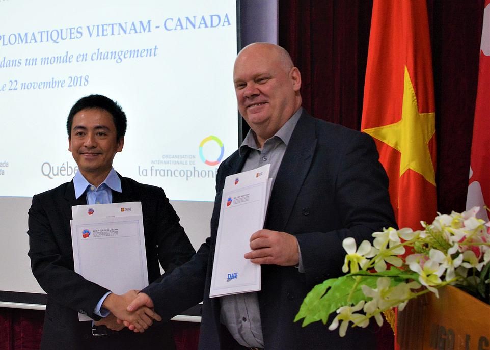 Lors du colloque du 22 novembre à Hanoï, un échange de certificats sur l'entente-cadre a eu lieu entre le professeur Érick Duchesne, directeur du Département de science politique de l'Université Laval, et Nguyen Tuan Viet, doyen de la Faculté de politique internationale et de diplomatie de l'Académie diplomatique du Vietnam.