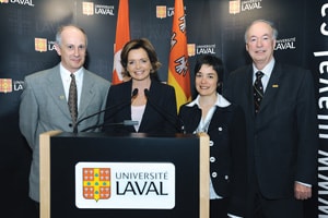 Thomas J. Ransford, titulaire de la Chaire de recherche du Canada en théorie spectrale et en analyse complexe, Josée Verner, ministre fédérale des Affaires intergouvernementales et ministre responsable de la région de Québec, Tania Martin, titulaire de la Chaire de recherche du Canada en patrimoine religieux bâti, et Denis Brière, recteur.