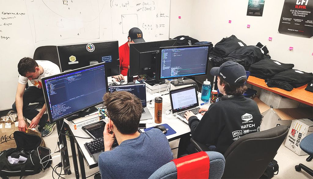 <p>La Compétition canadienne d’ingénierie s’est déroulée en ligne. Ici, l’équipe de programmation de la délégation de l’Université Laval est au travail sur le campus, dans le local de l’Association des étudiants en informatique et génie logiciel. L’équipe a remporté la deuxième place de sa catégorie. Elle était composée de Christophe Duchesne et Antony Martel, étudiants en génie logiciel, ainsi que de Frédéric Fortier-Chouinard et Justin Lague, étudiants en génie informatique.</p>