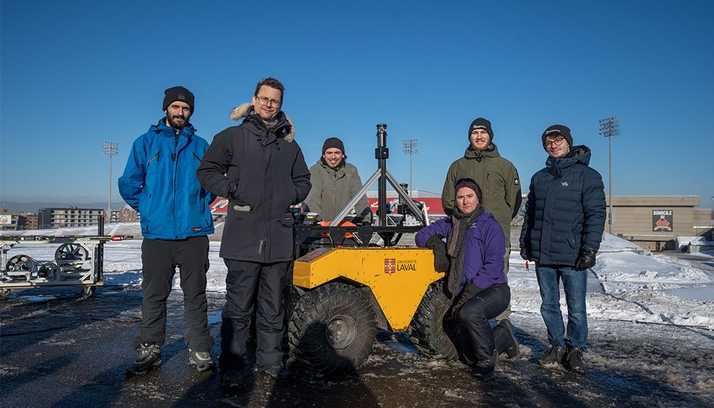 <p>L’équipe du projet SNOW, du Laboratoire de robotique boréale NorLab, derrière le véhicule robotisé de 500 kilogrammes qui sera mis à l’épreuve cet hiver dans des conditions difficiles, comme de fortes précipitations de neige, du brouillard ou du verglas.</p>