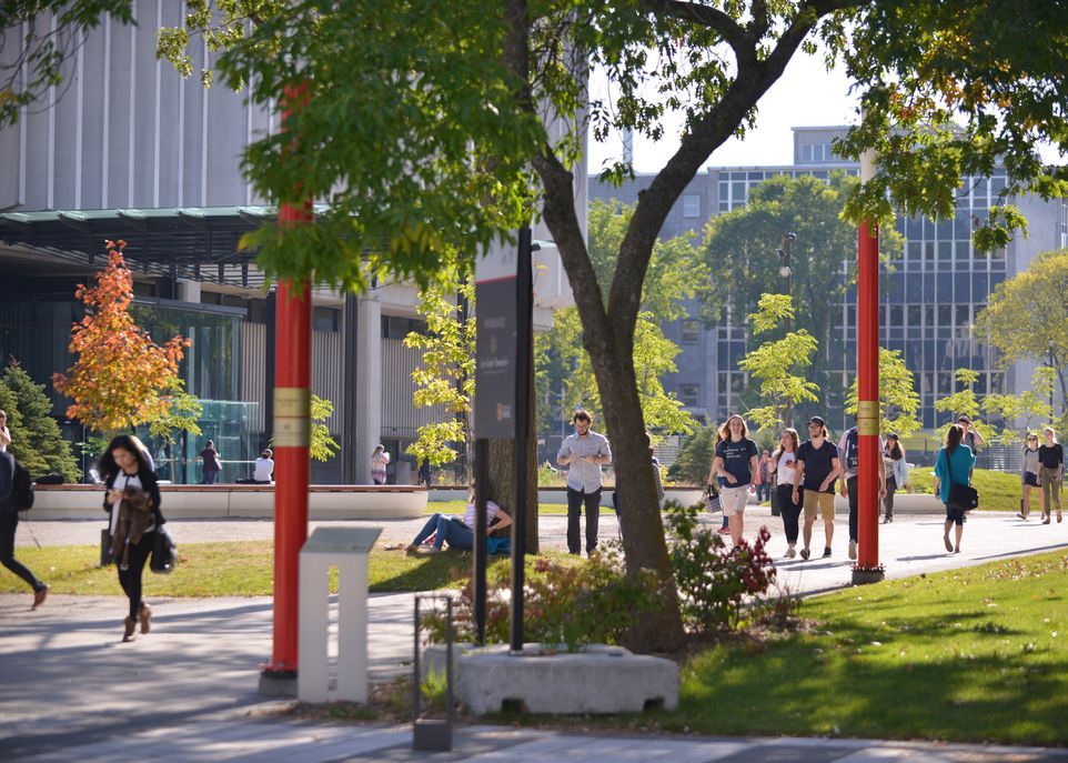 Une place publique entre les pavillons Jean-Charles-Bonenfant et Charles-De Koninck a vu le jour en 2017.