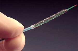 <p>L'insertion d'un tuteur coronarien par une artère du bras limite les complications de l'angioplastie, ce qui permet au patient de quitter l'hôpital dans les heures qui suivent l'intervention.</p>
