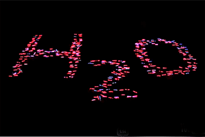<p>Le motif représenté à l'aide de glowsticks était la structure chimique d'une molécule d'eau, H2O, afin de souligner l'Année internationale de la chimie.</p>