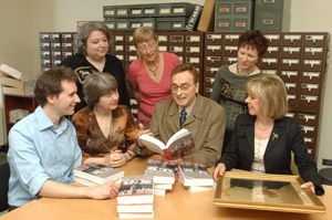 <p>Réal Bélanger, entouré de membres de son équipe: Dominique Foisy-Geoffroy,Sandy Darmagnac, Paulette Chiasson, Anne Carrier, Denise Gagnon et MichèleBrassard</p>