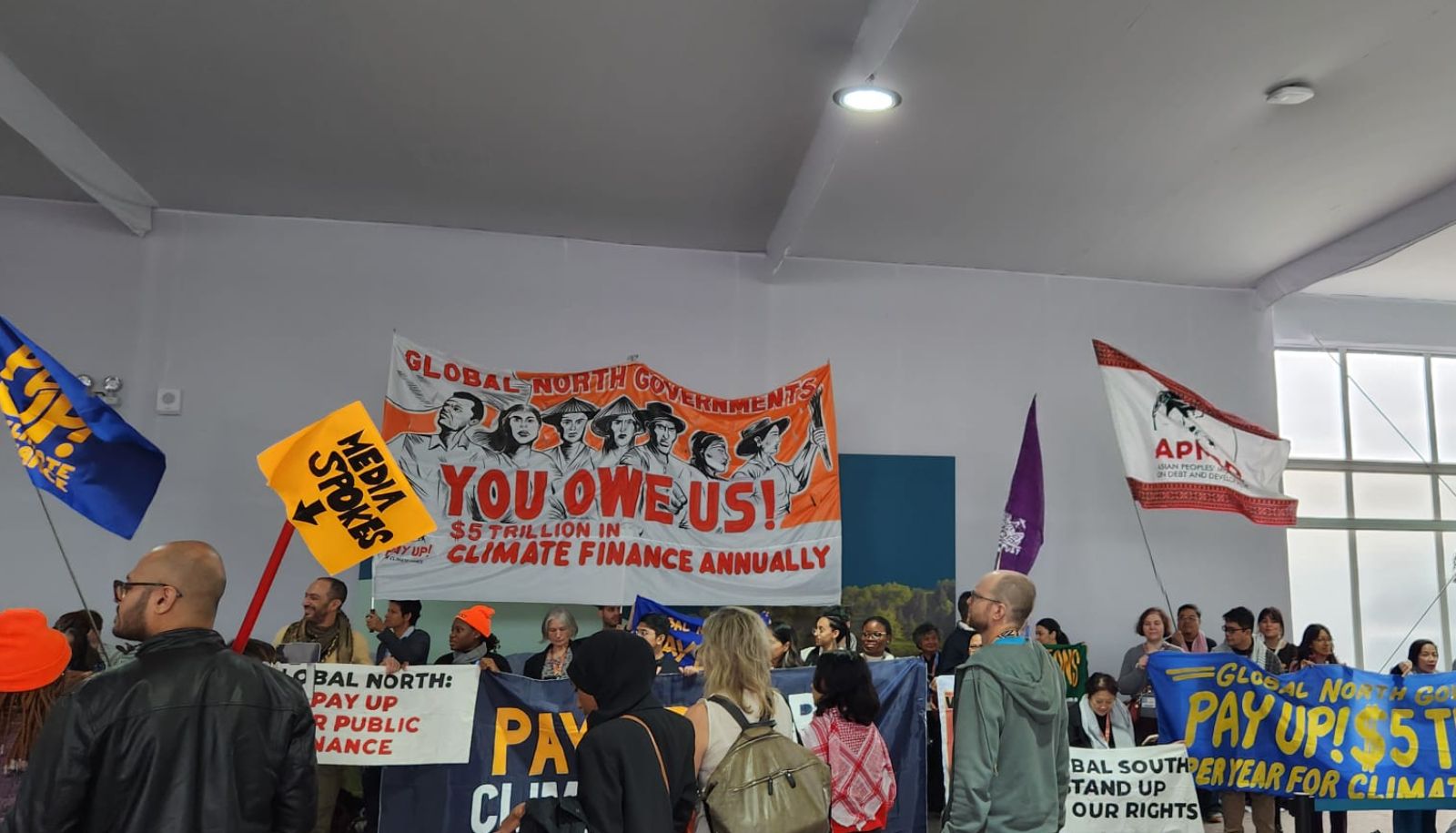 «L'objectif de la COP 29 était le financement climatique. Les demandes du Sud Global s'élevaient à 1,3 trillion de dollars par an pour faire face à cette crise. Des demandes qui n'ont pas été acceptées par les pays du Nord Global. La frustration dans les couloirs de la COP était évidente», raconte Natalia Serrano.