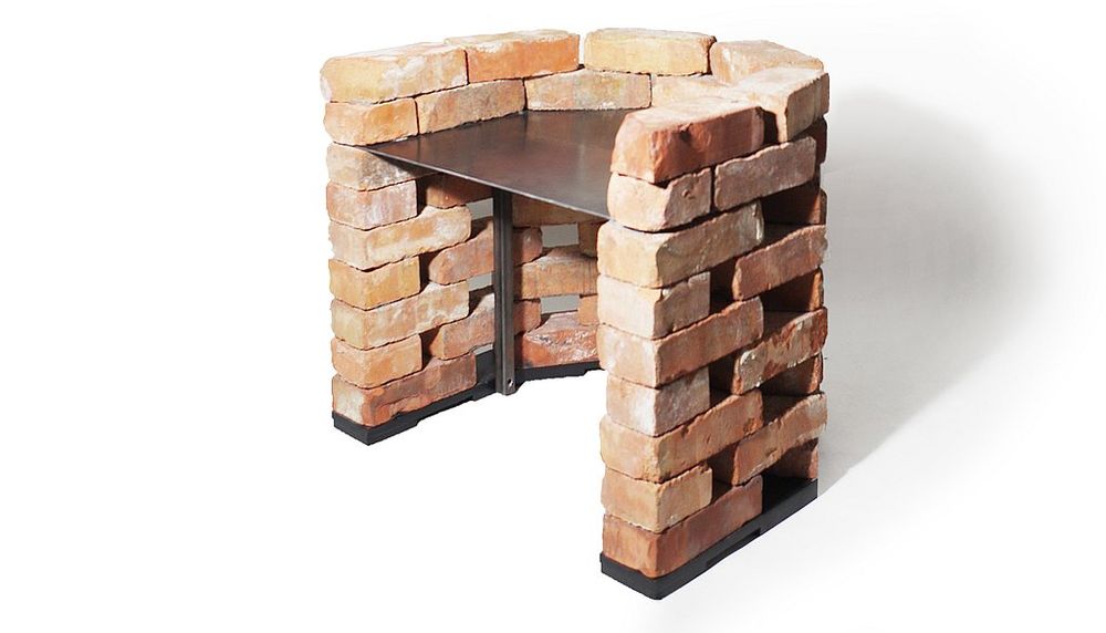 <p>L’Anti-mobilier (siège, briques et acier, 60cm de haut, 55cm de profond, 64cm de large), par Alfred Stephenson Dubois et Bruno Morin</p>