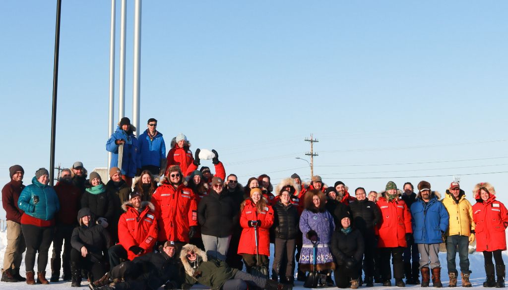 <p>Le groupe de l'École internationale sur la neige arctique, le 6 avril, à Iqaluktuuttiaq</p>