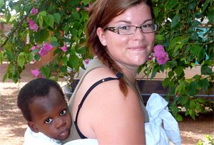 Amilie Dorval, étudiante en psychologie, lors d'un stage interculturel en psychologie dans un orphelinat au Burkina Faso à l'été 2009.