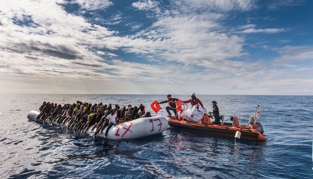 <p>Une embarcation en détresse est repérée par l’Ocean Viking dans les eaux internationales de la Méditerranée centrale. Ici, les marins-sauveteurs sécurisent les naufragés et distribuent les gilets de sauvetage, avant de les ramener à bord. Priorité est donnée aux blessés, aux malades, aux enfants et aux femmes enceintes. Une fois à bord, l’équipe met les rescapés à l’abri puis leur distribue des vêtements secs, des couvertures, de l’eau et de la nourriture. Le médecin, la sage-femme et les deux infirmiers reçoivent en consultation les malades, les blessés et les femmes enceintes. Enfin, les rescapés sont débarqués dans un port sûr où leurs droits et besoins fondamentaux sont assurés.</p>