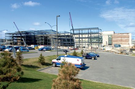 Le futur complexe intégré de formation en sciences de la santé, qui est présentement en construction sur l'emplacement du pavillon Ferdinand-Vandry, accueillera les étudiantes et les étudiants des facultés de Médecine, de Pharmacie et des Sciences infirmières. Le bâtiment sera le point d'ancrage du Projet Santé, la première expérience de formation interprofessionnelle dans l'Est du Canada à regrouper neuf disciplines liées aux sciences de la santé. Le Projet Santé misera sur un travail de concertation interdisciplinaire et de collaboration interdisciplinaire. Cela se traduira notamment sur le plan des infrastructures et des ressources qui seront partagées. Par exemple, le Centre Apprentiss comptera une vingtaine de laboratoires d'apprentissage par simulation avant-gardiste avec des mannequins interactifs. Les étudiants et les professionnels en exercice pourront y acquérir des compétences cliniques, techniques et relationnelles.