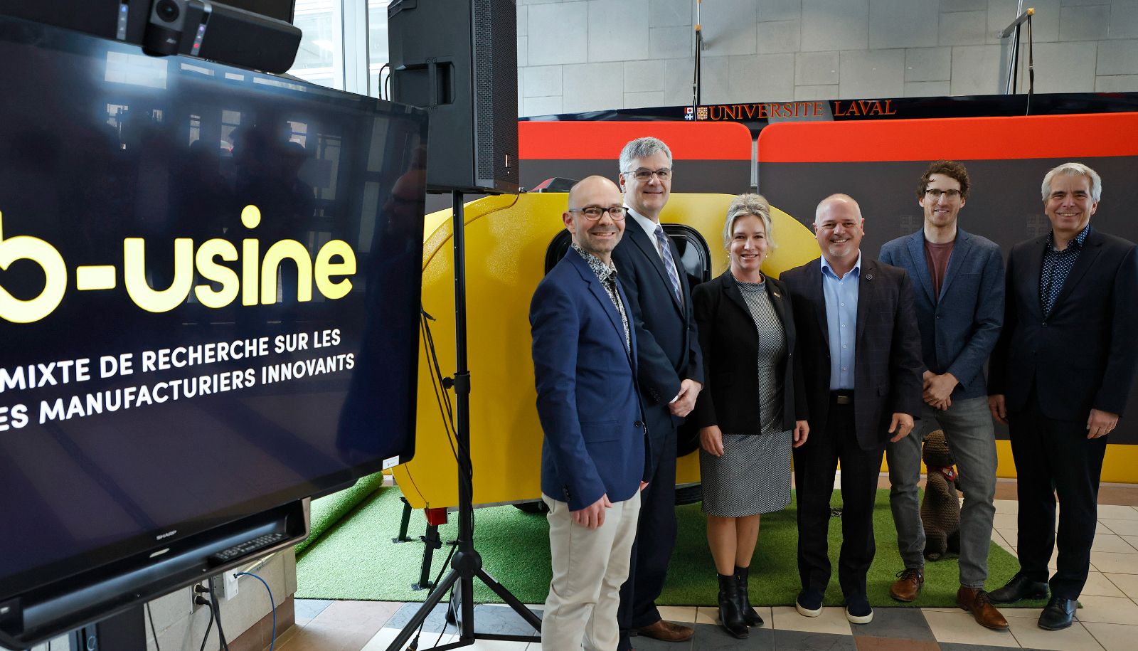 <p>De gauche à droite : Jonathan Gaudreault, directeur de l'UMR, Éric Caire, ministre de la Cybersécurité et du Numérique du Québec, Eugénie Brouillet, vice-rectrice à la recherche, à la création et à l’innovation à l’Université Laval, Jonatan Julien, ministre responsable des Infrastructures et ministre responsable de la région de la Capitale-Nationale, Stéphane Agnard, directeur de la recherche et du développement industriel 4.0 à Schivo, André Zaccarin, doyen de la Faculté des sciences et de génie. </p>