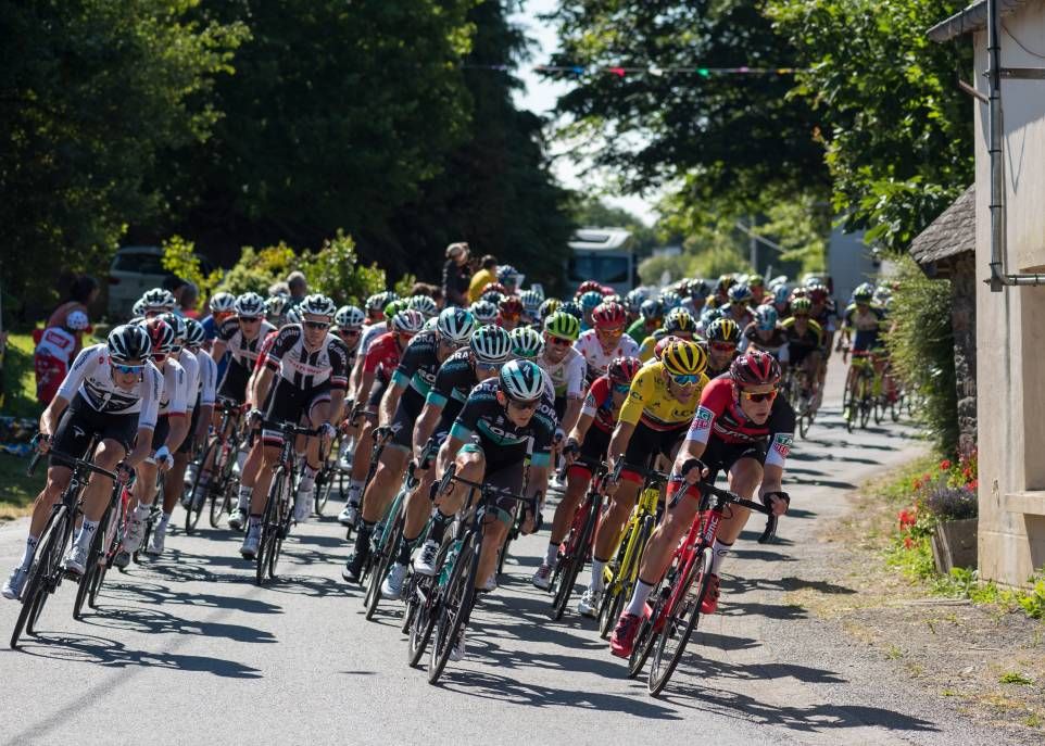 <p>Les cellules métastatiques emploient une stratégie similaire à celle utilisée par des cyclistes qui roulent en peloton. Celles qui se trouvent en première ligne et qui ouvrent le chemin dépensent davantage d'énergie que celles qui les suivent. Lorsque leurs réserves énergétiques s'épuisent, elles cèdent leur place à des cellules qui ont un niveau d'énergie plus élevé.</p>