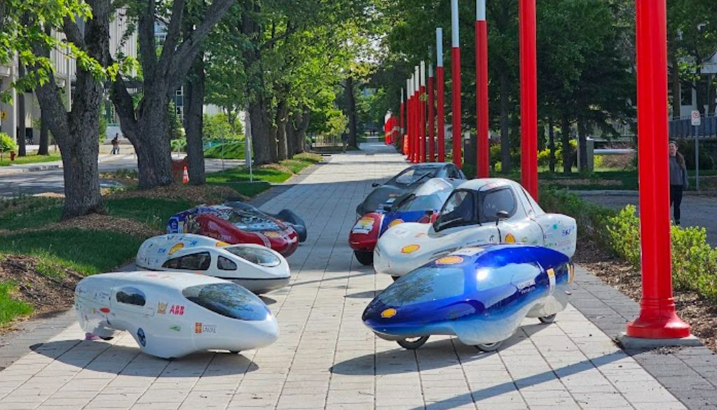 <p>Les bolides des huit équipes participantes</p>