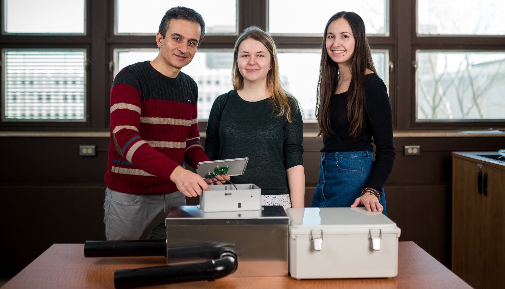 <p>Davood Kalhor, Anastasiia Pusenkova et Mathilde Poirier ont mis au point un système autonome qui permet de capter des images de lemmings pendant le long hiver arctique, alors que la vie de ces petits mammifères se déroule entièrement dans des tunnels creusés sous la neige.</p>