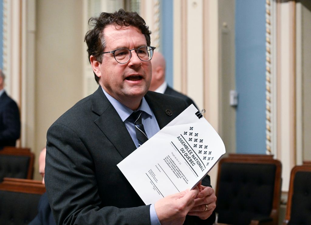 Le ministre de l'Éducation du Québec, Bernard Drainville, dépose son nouveau projet de loi visant à réformer le système d'éducation, le 4 mai 2023, à l'Assemblée nationale.