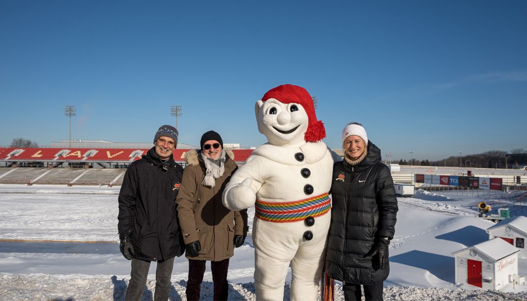 <p>Bonhomme, ici en compagnie d'André Darveau, vice-recteur aux ressources humaines et aux finances, Michel J. Tremblay, vice-recteur adjoint aux services à la recherche, à la création et à l'innovation, et Julie Dionne, directrice du Service des activités sportives, lors de l'ouverture officielle du Campus nordique.</p>