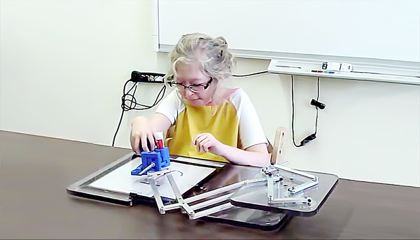 Elle s’appelle Josie. Cette enfant d’âge scolaire a des problèmes perceptivo-moteurs. Elle a testé le prototype d’aide à l’écriture mis au point par Gabrielle Lemire et ses collaborateurs.