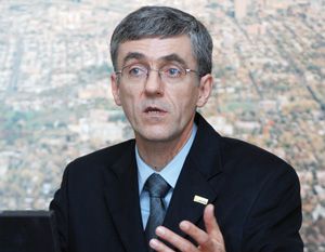André Fortin, professeur au Département de mathématiques et de statistique: «Il faut pouvoir résoudre des millions d'équations pour bien modéliser le comportement d'un pneu».
