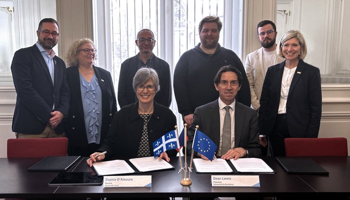 Signature, à l’Université de Bordeaux, de l’entente créant la Charte d’accueil et d’inclusivité des étudiants en situation de handicap en mobilité internationale. La rectrice Sophie D’Amours est accompagnée du président de l’Université de Bordeaux, Dean Lewis. Les deux administrateurs ont ensuite signé l’entente reconduisant la Plateforme LaBoÉTIE pour une période de cinq ans.