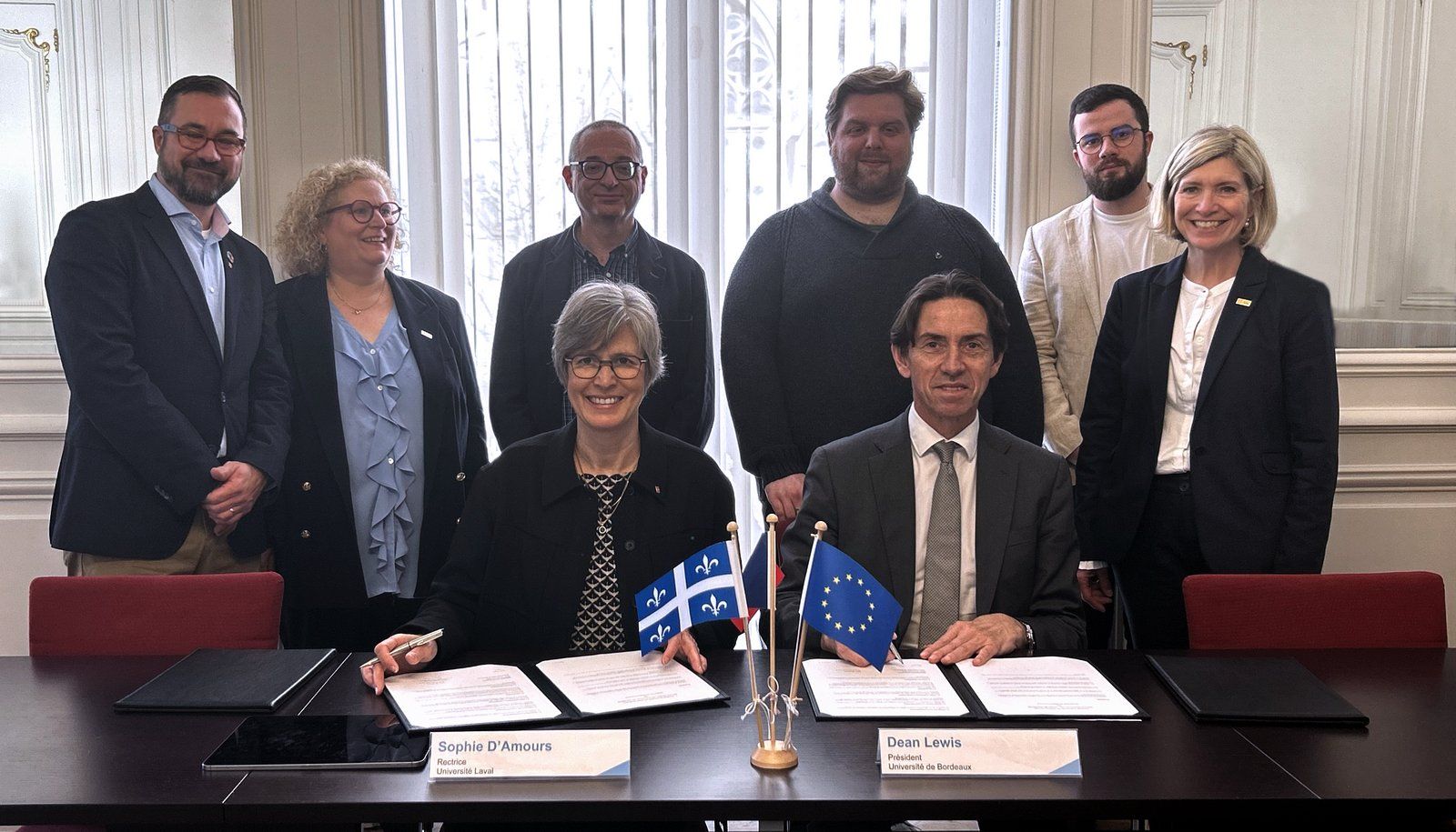 <p>Signature, à l’Université de Bordeaux, de l’entente créant la Charte d’accueil et d’inclusivité des étudiants en situation de handicap en mobilité internationale. La rectrice Sophie D’Amours est accompagnée du président de l’Université de Bordeaux, Dean Lewis. Les deux administrateurs ont ensuite signé l’entente reconduisant la Plateforme LaBoÉTIE pour une période de cinq ans.</p>
