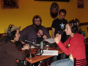 Un des leaders de la relève musicale québécoise, le chanteur Patrick Watson, en entrevue, l'été dernier, dans le studio de CHYZ FM, en compagnie de Mike Bergeron, Charles Picard et Kathryne Lamontagne.