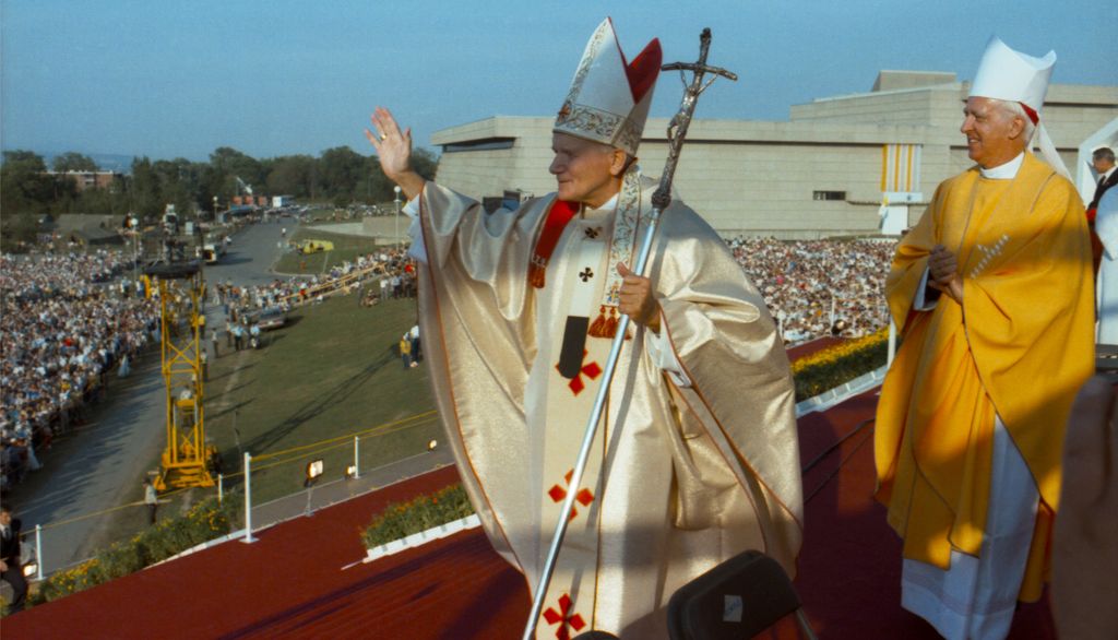 <p>Le pape Jean-Paul II salue la foule.</p>