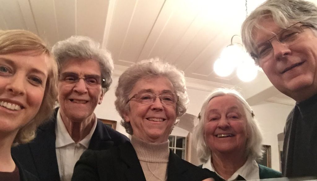 <p>Les sœurs Marguerite Chénard, Pauline Duchesne et Suzanne Pineau, laquelle joue son propre rôle dans le film, entourées de Karen Elkin et de Denis Boivin.</p>