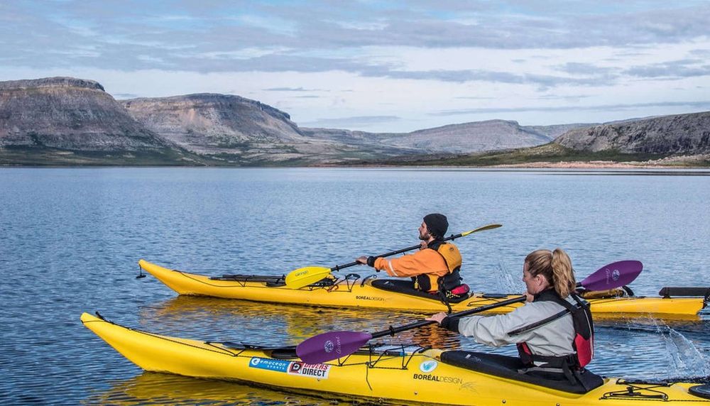 <p>Le kayak de mer est l’une des activités offertes au parc national Tursujuq, tout comme l’observation de la faune et de la flore, le ski de fond et le vélo à pneus surdimensionnés (fat bike).</p>