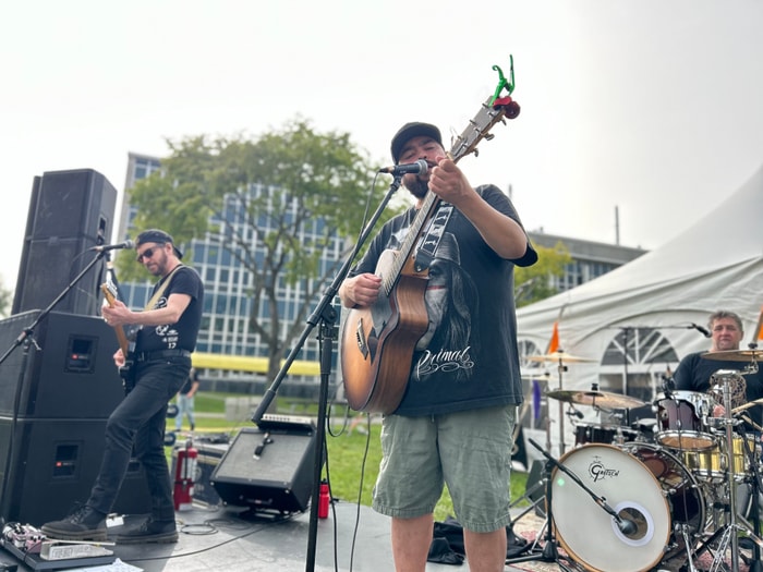 <p>L'auteur-compositeur-interprète innu Matiu et ses musiciens</p>