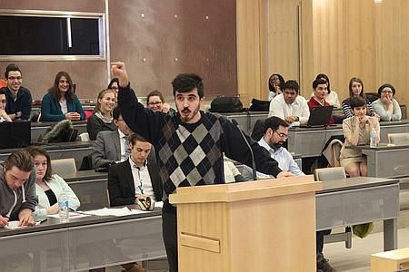 <p>Joseph Mann, membre du Club de débat de l’Université, a incarné un Maurice Duplessis crédible lors d’un procès fictif, en février, à l’Université de Montréal.</p>