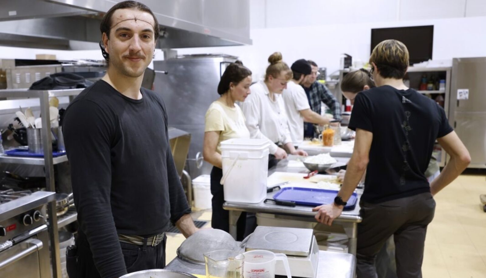 <p>L'étudiant Zénon Michaud, l'un des 2 chargés de projet qui coordonnent le projet Sacrée Bouffe, une cuisine collective ayant des visées écologiques et sociales.</p>